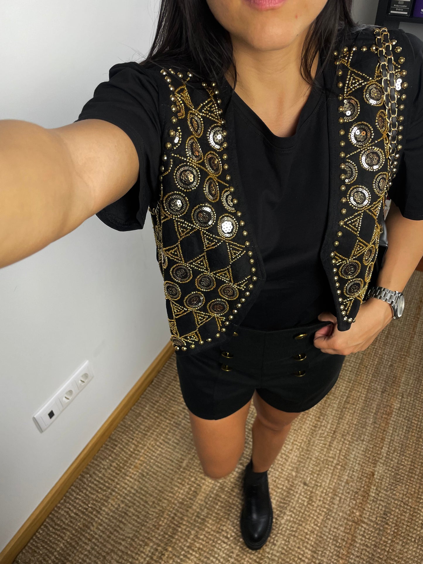 Colete brilhos preto e dourado