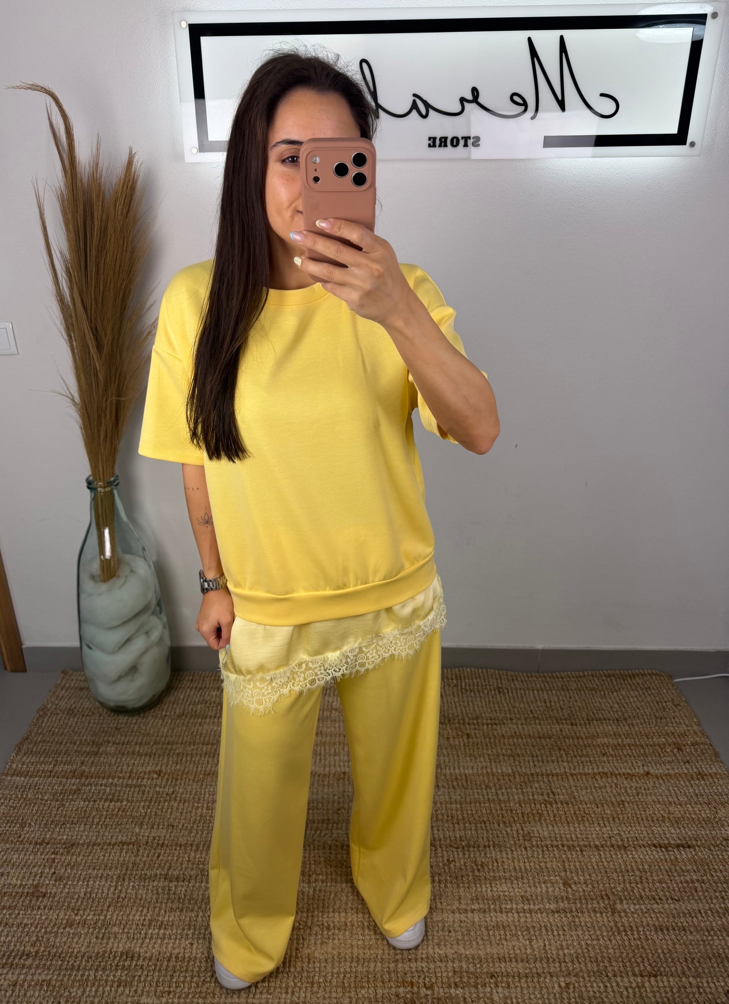 Conjunto rendado no fundo